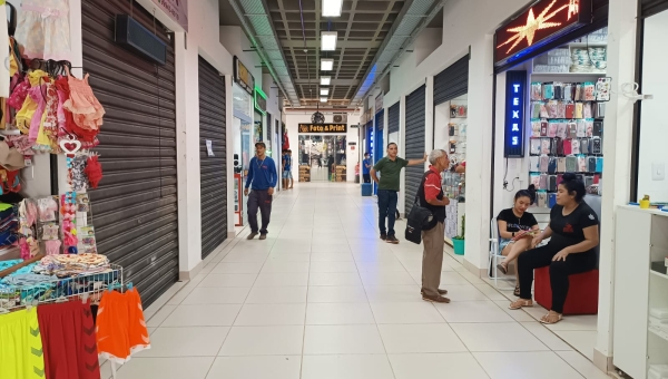 Lojistas do Aquiri Shopping amargam o pior Natal da história no comércio popular de Rio Branco